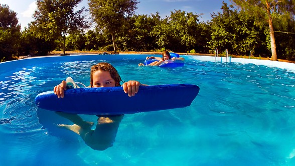 Diverteixis amb família i amics ... (Piscina del mas) - Foto: e-naxian.com