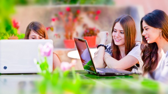 Xarxa WiFi: Mantingui el contacte amb familiars, amics, companys ... - Foto: e-naxian.com