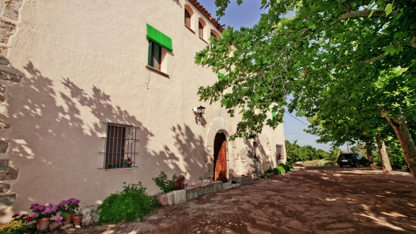 Una Casa de Pagès àmplia i amb pati davanter. - Foto: e-naxian.com