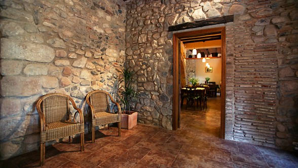 En una Masia del Segle XII, rehabilitada per a la pràctica de l'agroturisme. Entrada de la masia i menjador - Foto: e-naxian.com